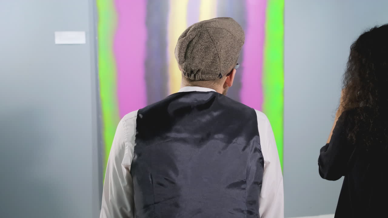 추상 미술 을 보는 부부