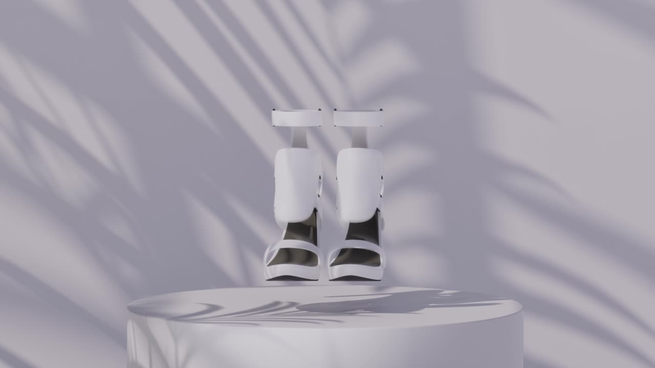 Palmiye gölgeleriyle minimalist bir kaide üzerinde süzülen beyaz yüksek topuklu sandaletler