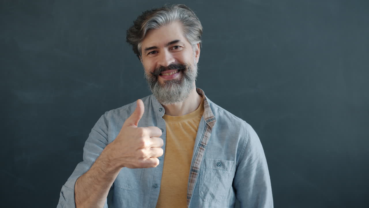 retrato de un hombre sonriente
