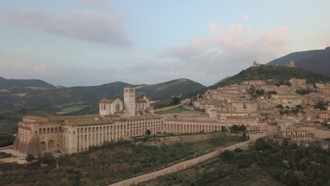 la luz plana de la mañana aérea se acerca a la basílica de san