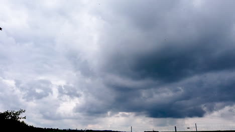 motiontimelapse de tiempo tormentoso en el campo en alemania