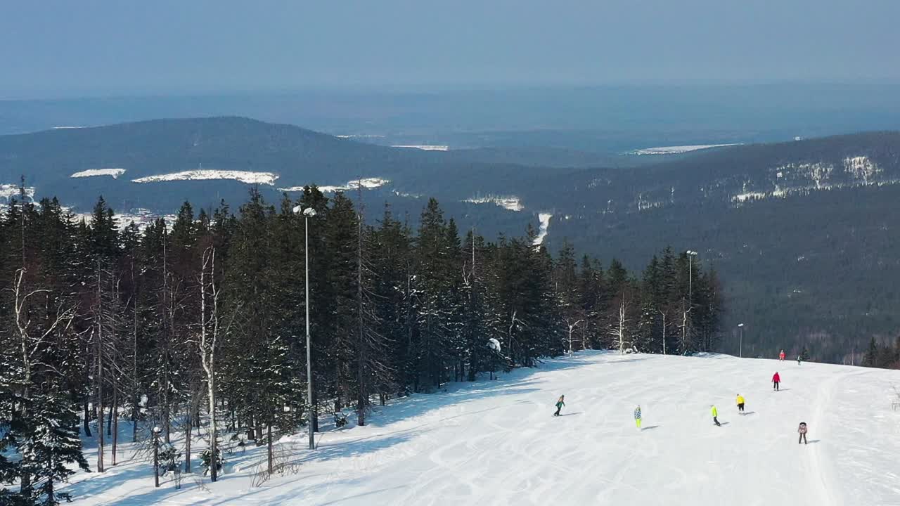 esquiar en un balneario nevado
