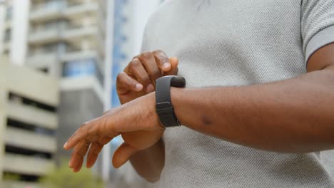 hombre usando smartwatch en la ciudad 4k