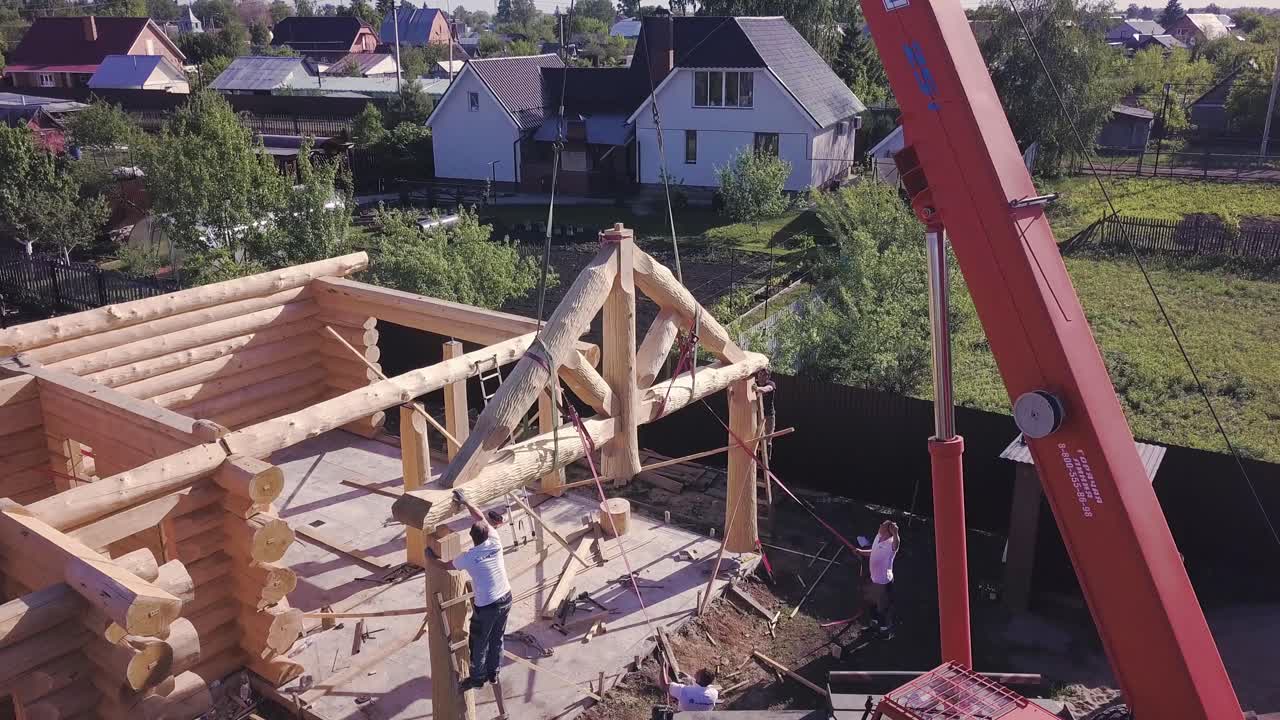 construcción de cabañas de madera con grúa
