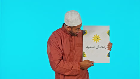 Ramadan-Mubarak,-Plakat-Und-Ein-Muslimischer-Mann-Auf-Einem-Blau