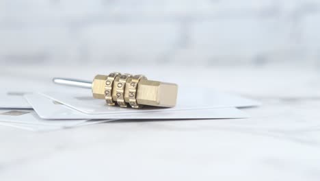 cerradura de combinación de bronce en la parte superior de las tarjetas de crédito