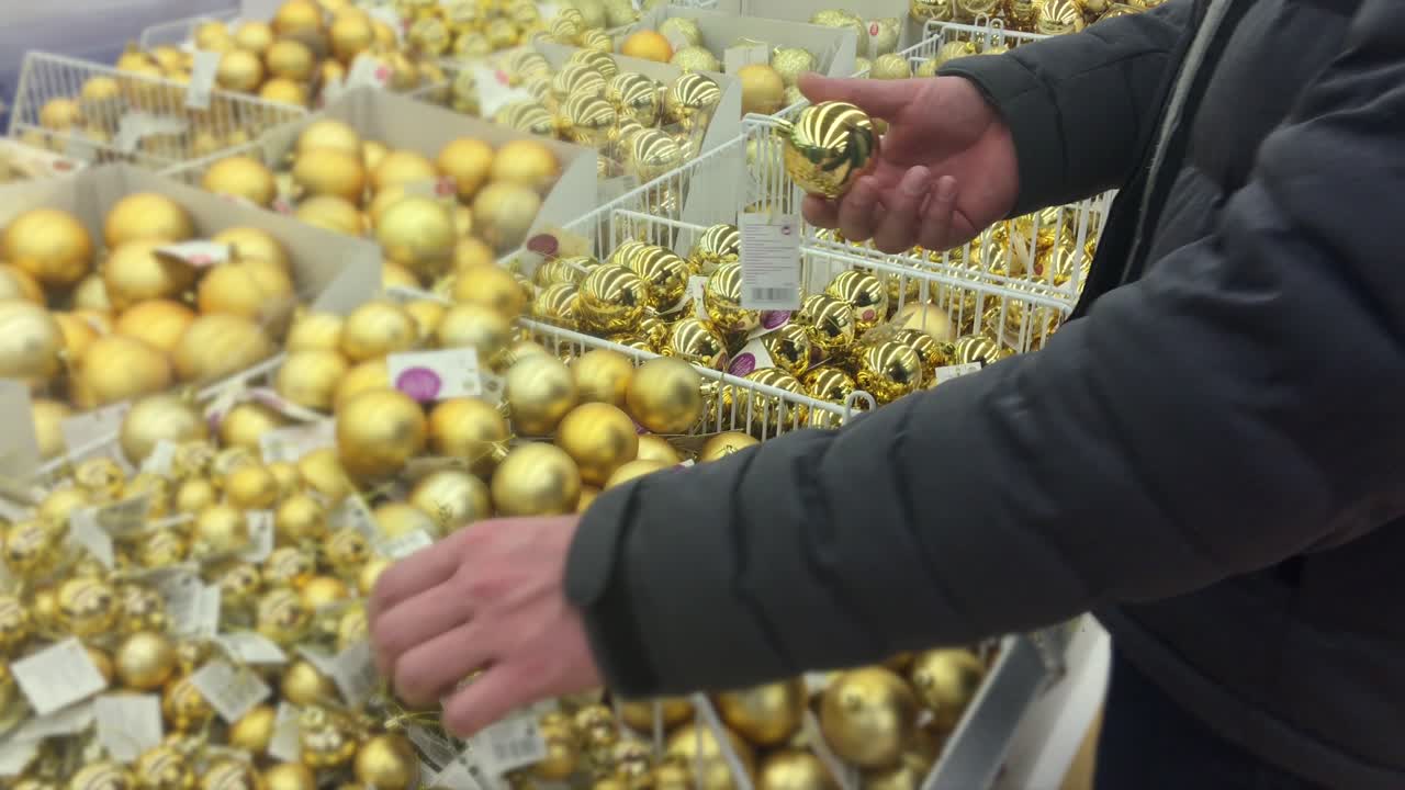 상점 에서 크리스마스 장식품 을 선택 하는 사람