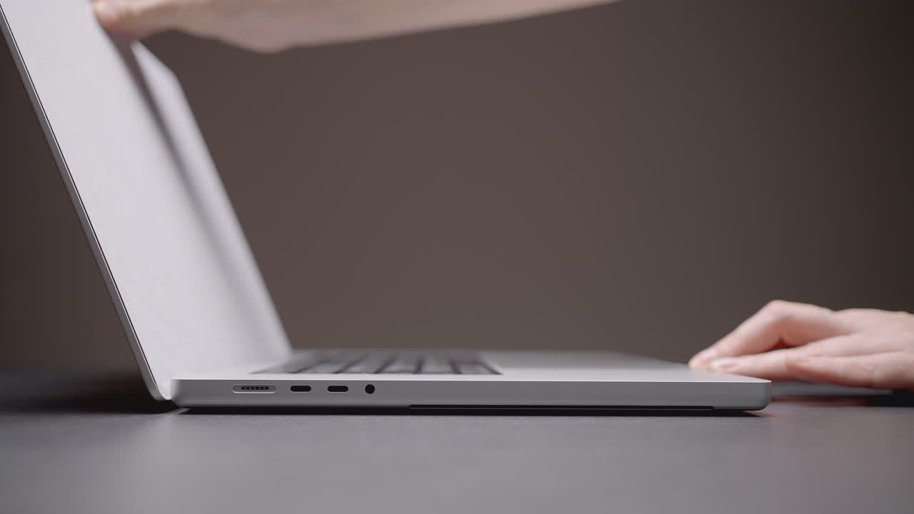 은색 노트북을 열고