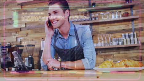 animación de lenguaje de programación y barista caucásico sonriente hablando por teléfono celular en una cafetería
