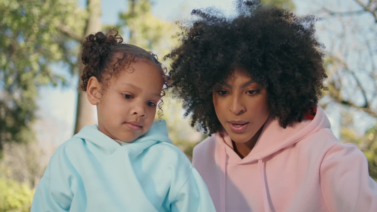 madre hija sentada en la naturaleza disfrutando de un fin de semana soleado de cerca. familia relajada