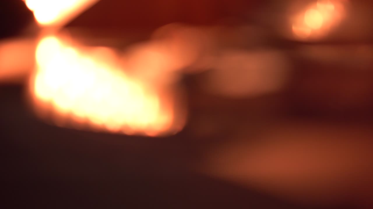 cerca de un brazo de tono y un disco de vinilo giratorio iluminado con luz cálida.