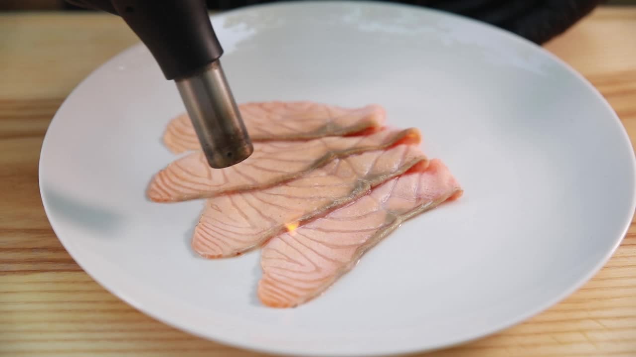 요리 불로 구운 연어 조각