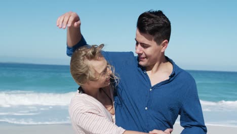 pareja enamorada disfrutando del tiempo libre en la playa juntos