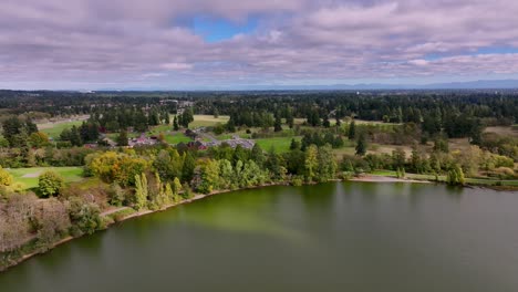 Idyllische-Szene-Des-Waughop-Lake-Im-Fort-Steilacoom-Park-In-Der-Nähe-Von-Lakewood,-Washington,-USA