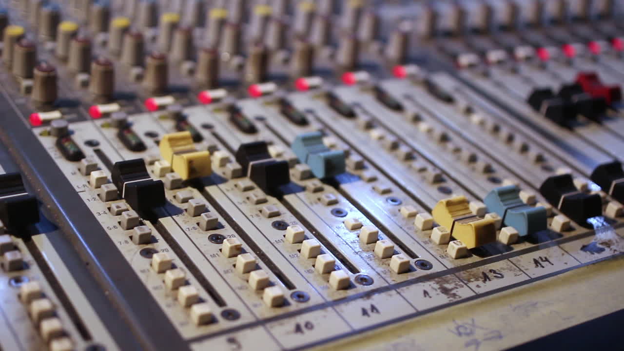 toma de carro de una vieja placa de sonido, mesa de mezclas con nobs y controles deslizantes