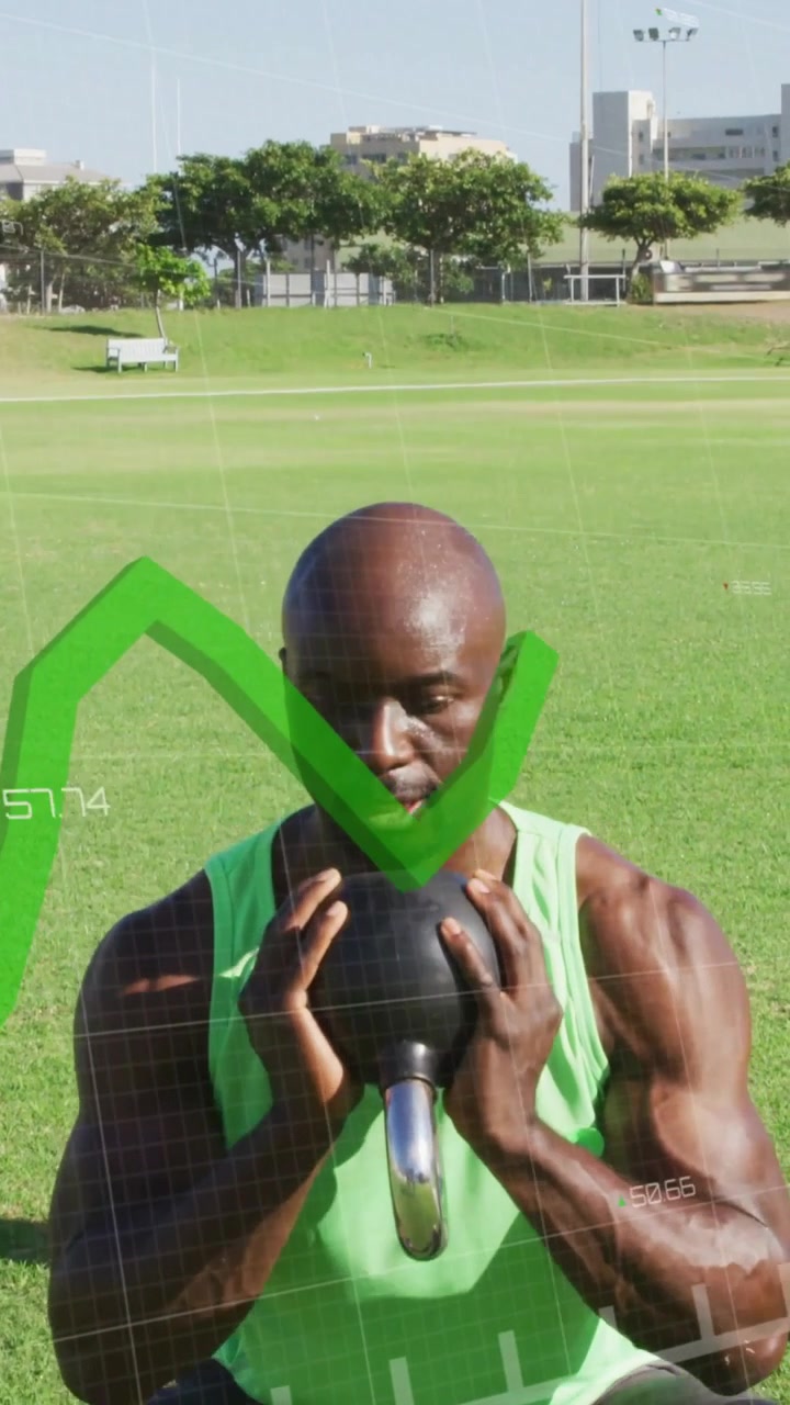 Video verticale: Uomo che tiene un kettlebell esegue goblet squat su un campo, con un overlay fitness che sincronizza le ripetizioni.