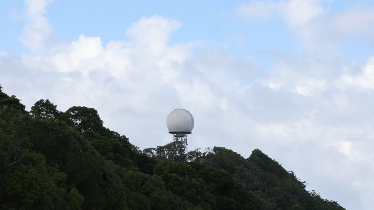 레이더 은 푸른 산 꼭대기에 천천히 회전합니다.