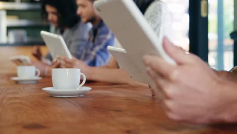 amigos que usan tabletas digitales