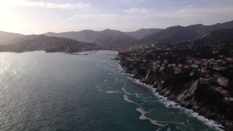 Rapallo-En-Italia-Disparado-Con-Un-Dron-Desde-El-Océano.