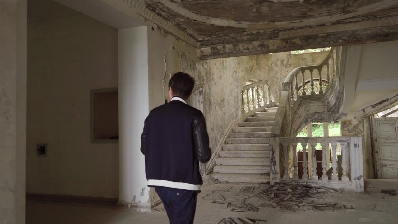 사진작가와 함께 버려진 저택 내부