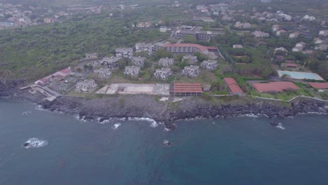 Aerial-establishing-shot-of-the-abandoned-unfinished-luxury-hotel-resort-near-Catania,-Sicily,-Italy