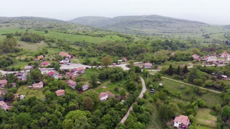 Toma-Panorámica-Con-Drones-Sobre-El-Pueblo-De-Tsarichina-Hole,-También-Llamado-área-51,-Conocida-Por-Algunos-Avistamientos-Paranormales-En-Bulgaria