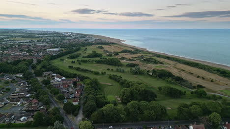 puesta de sol sobre skegness, un popular balneario con impresionantes campamentos, casas de vacaciones y una vista desde un avión no tripulado