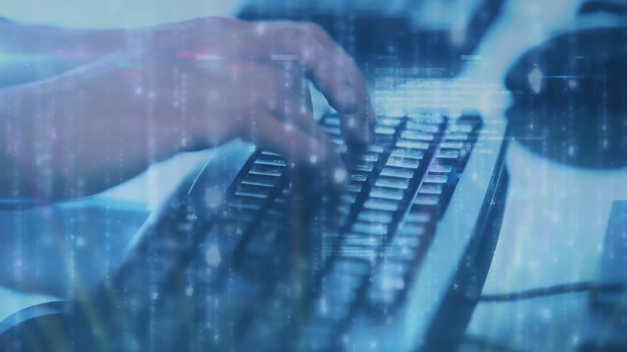 컴퓨터 키보드를 사용하는 사람의 중간 부분에 떨어지는 데이터 처리 및 빛 트레일