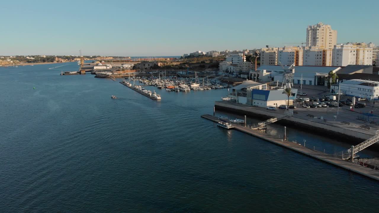 포르투갈 알가르베의 포르티마오 마리나 항공, 계류된 보트 및 흰색 스카이라인 배경