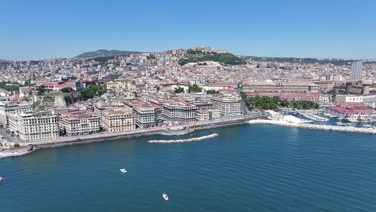 Skyline di Napoli a Napoli, in Campania, Italia. Panorama del centro città. Paesaggio del Golfo di Napoli. Skyline di Napoli in Campania, Italia. Splendido skyline. Scenario della costa. Paesaggio italiano