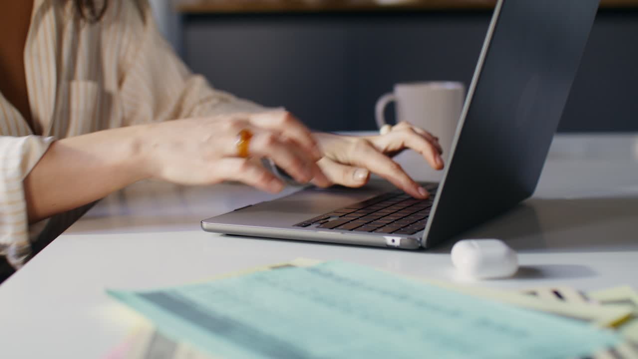 mujer trabajando en la computadora portátil en casa