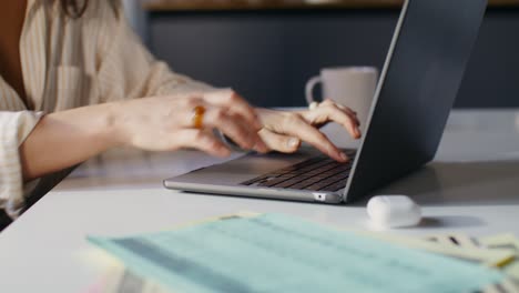 mujer trabajando en una computadora portátil en casa