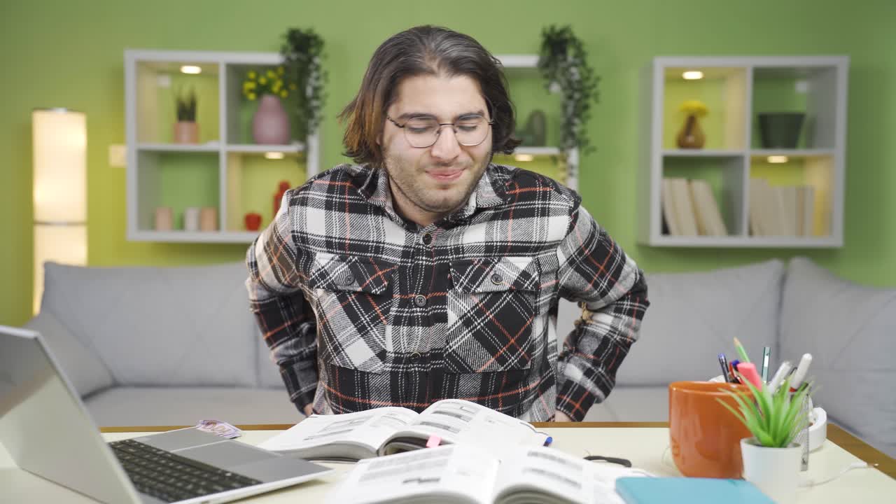 un joven con hernia de disco sufre de dolores y molestias.