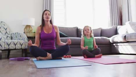 Madre-E-Hija-Caucásicas-Divirtiéndose-Meditando-En-La-Sala-De-Estar