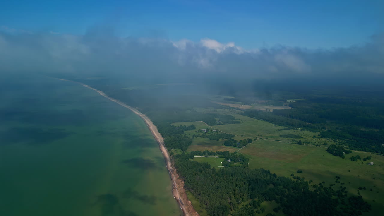 시골 풍경 과 라트비아 해안선 은 구름 위 에서, 공중 드론 으로 볼 수 있다
