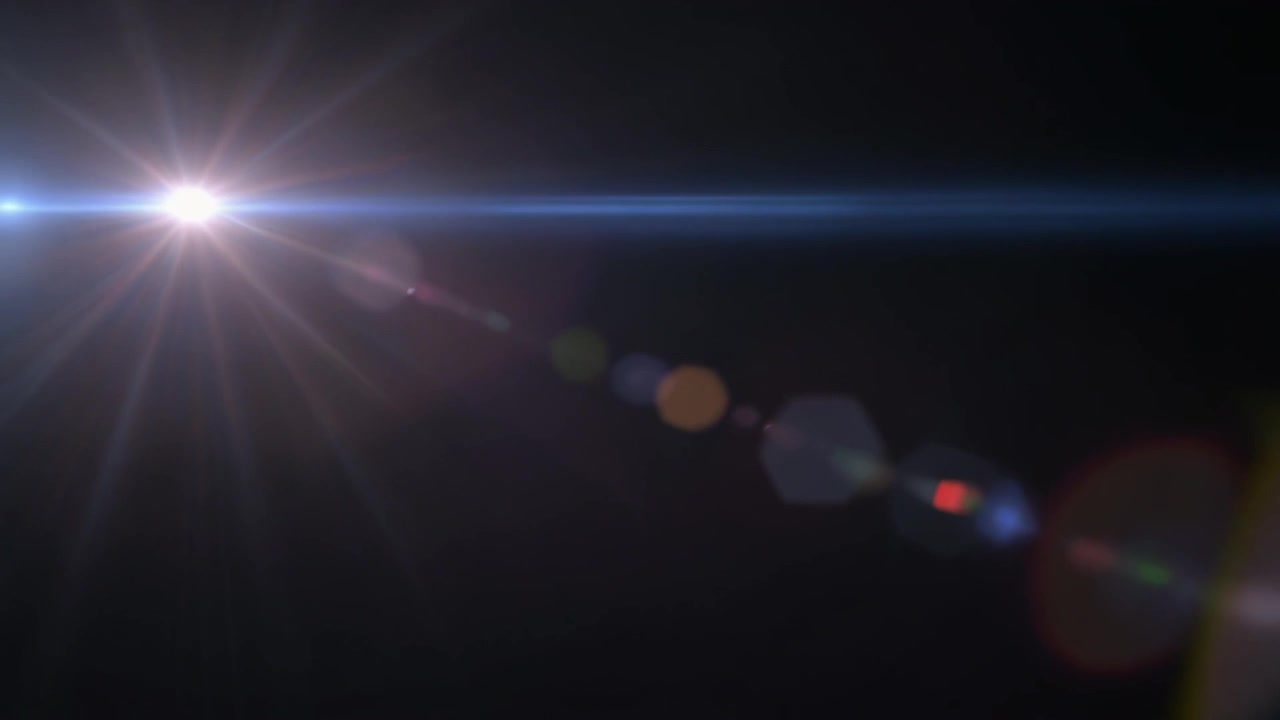 Effetto flare lente anamorfico su sfondo nero