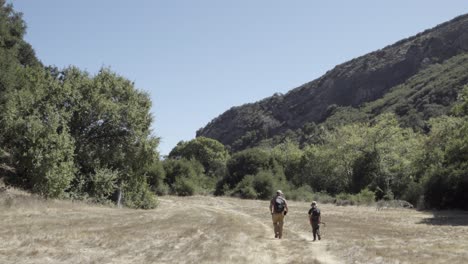 Un-Padre-Y-Su-Hijo-Unen-Su-Amistad-Y-Relación-Mientras-Caminan-Por-Un-Sendero-Salvaje-Costa-De-Gaviota-California-3