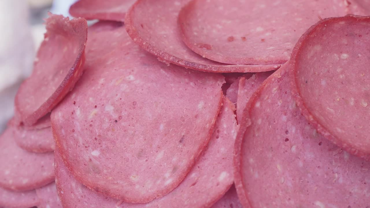 primer plano de salame en rodajas