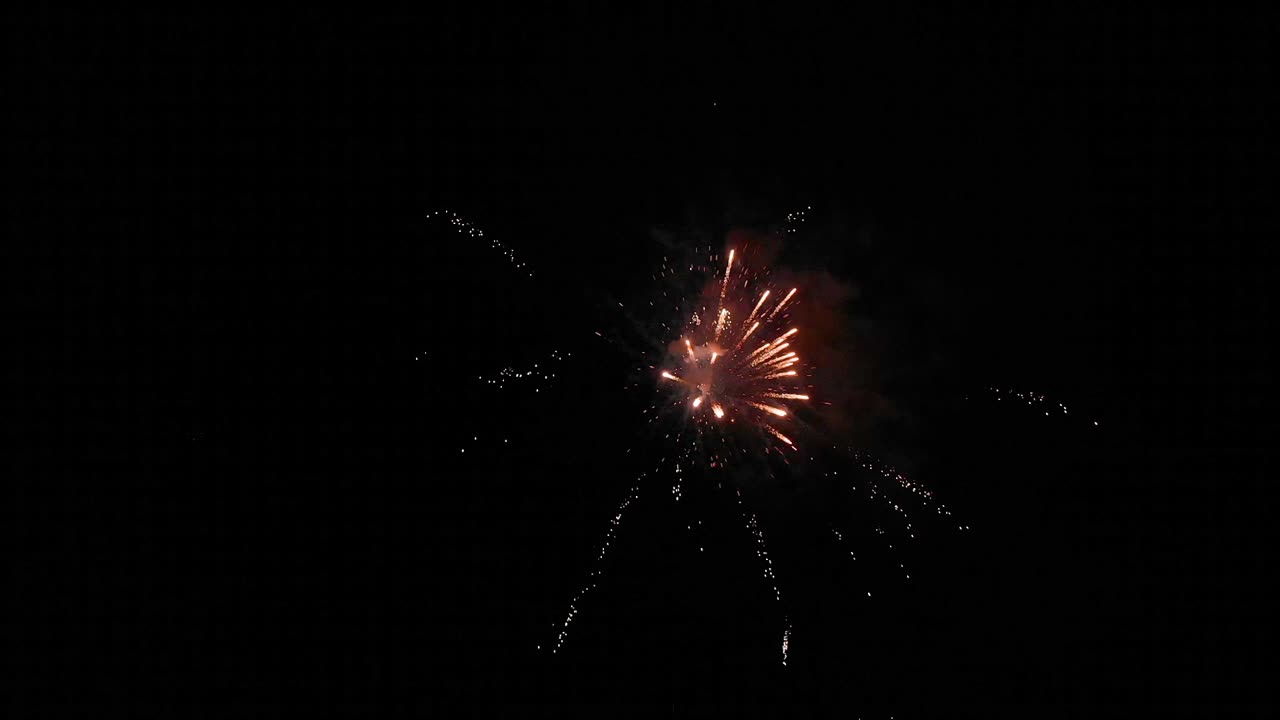 화려한 루프가 많은 불꽃놀이