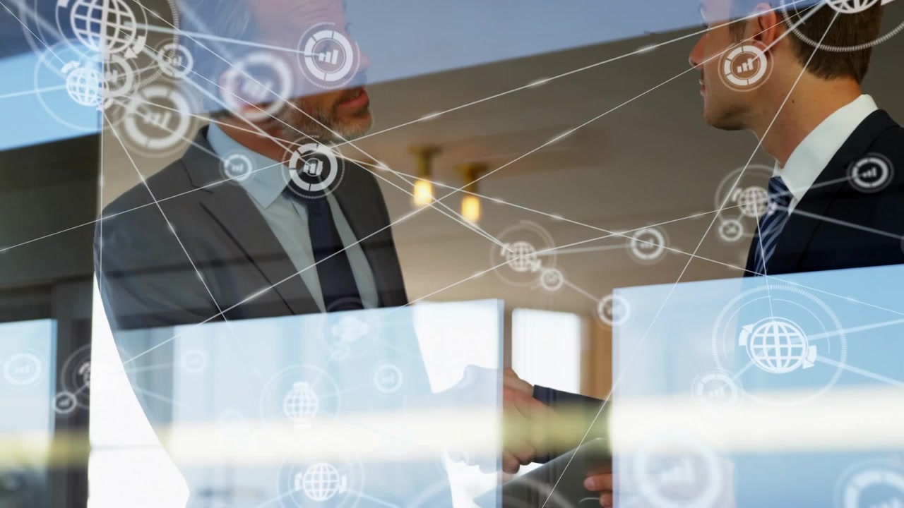 Empresarios dándose la mano con una superposición de red digital en una oficina moderna