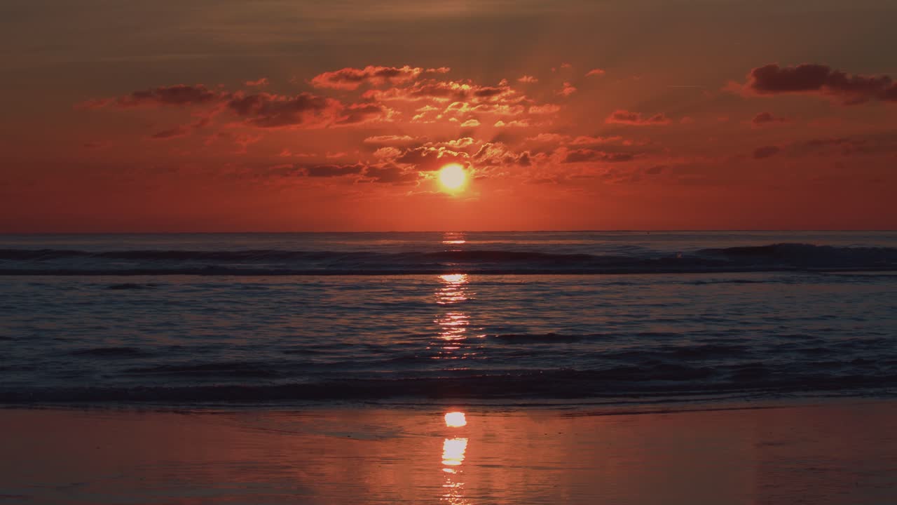 ensenada colorida puesta de sol sobre el mar