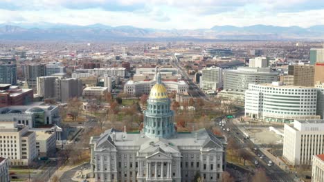 Capitolio-Del-Estado-De-Colorado-Con-Drone-Moviéndose-Hacia-Abajo