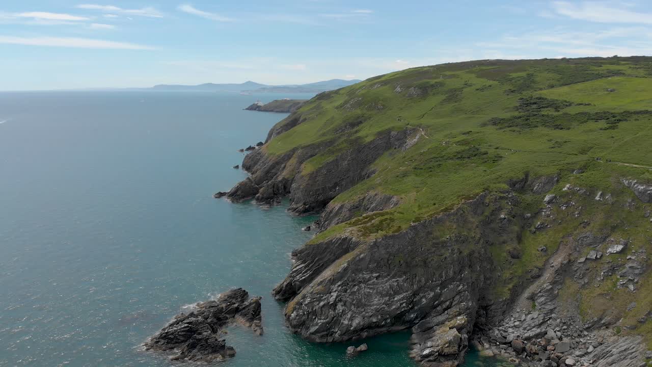 hermosos acantilados en una montaña rocosa verde junto al mar azul irlandés