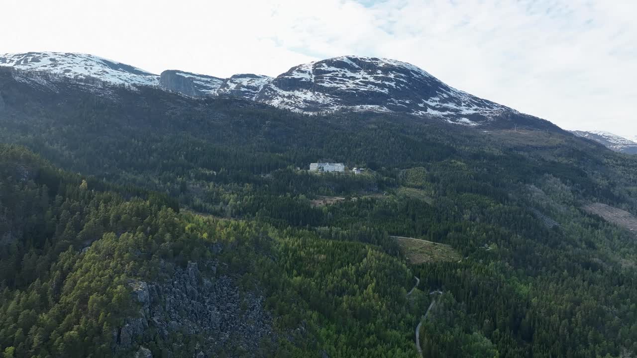 먼 공중 접근 웅장한 버려진 건물 harastolen 산소에서 빛나는 노르웨이의 산