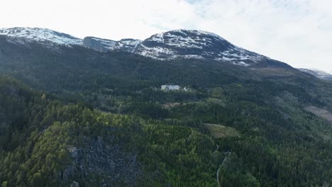 Antena-Distante-Acercándose-Al-Majestuoso-Edificio-Abandonado-En-El-Sanatorio-Harastolen-En-Las-Montañas-De-Lustre-Noruega