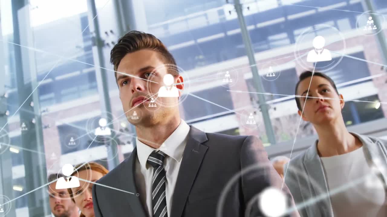 복도 에서  ⁇ 고 있는 백인 사업가 들 을 가로지르는 선 들 을 가진 연결 된 아이콘 들 의 애니메이션