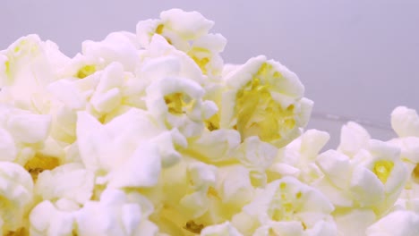 montaña de palomitas de maíz de mantequilla dorada rotando, tiro macro en 4k
