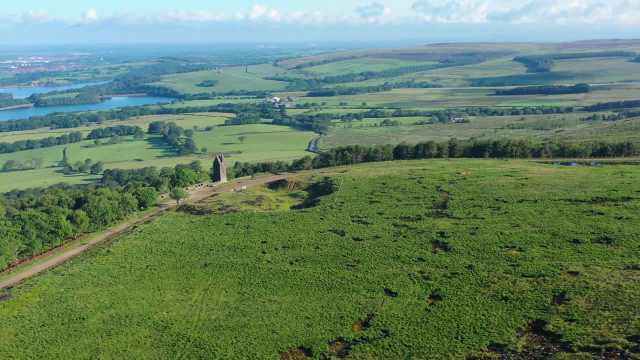 Una vista aérea alrededor de la Torre de las Palomas en Rivington