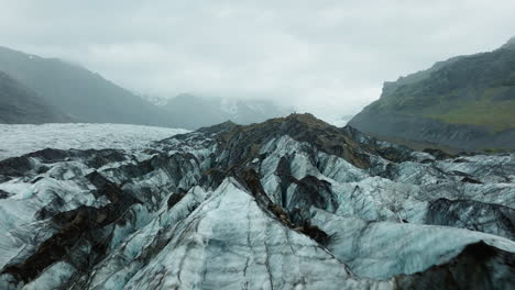 imágenes aéreas de drones del glaciar svínafellsjökull en islandia, mostrando sus impresionantes formaciones de hielo