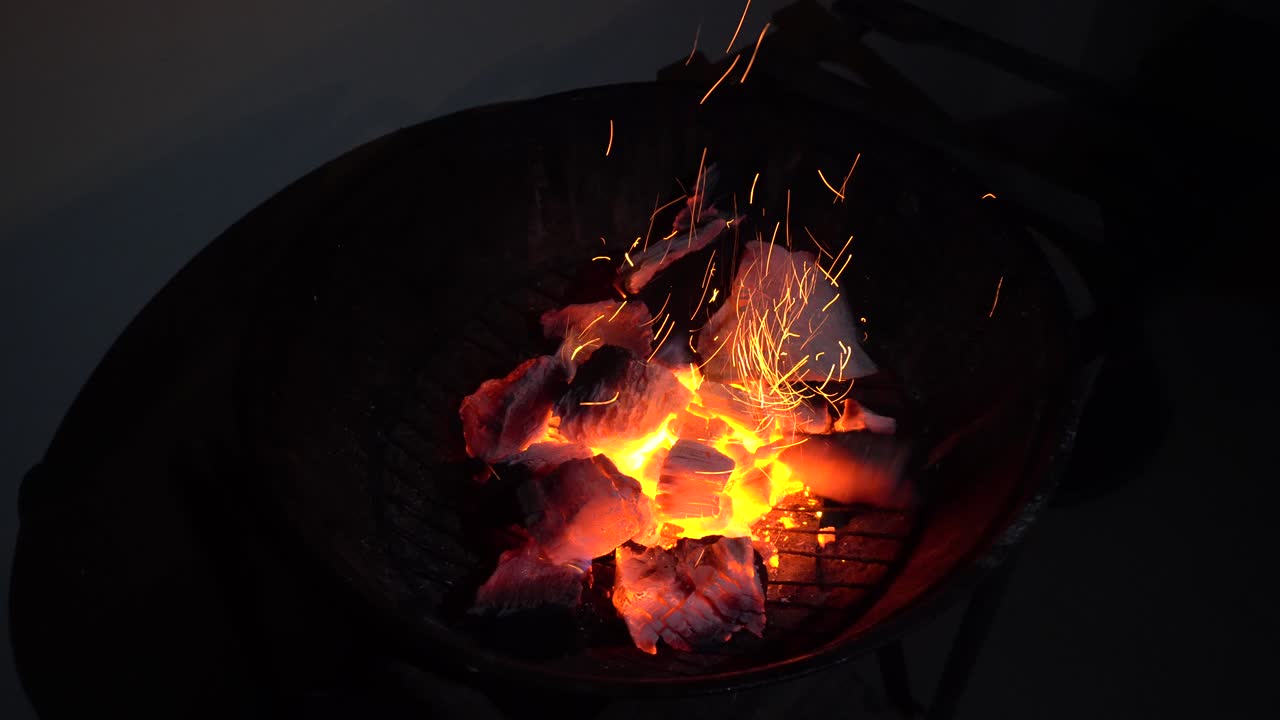 빨간색과 색의 색은 4k에서 밤에 지붕 그릴에 불을 켜고 있습니다.